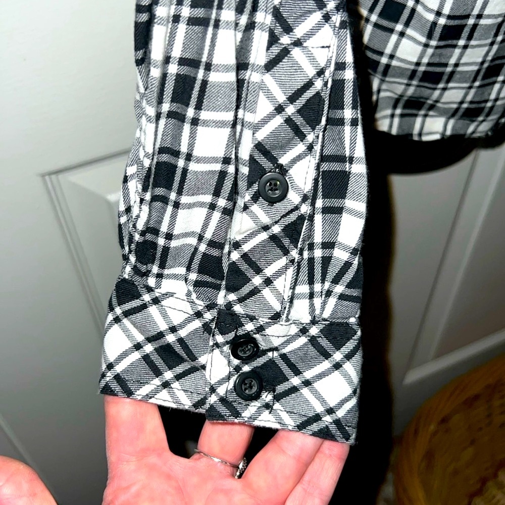 TORRID ๐ค COTTON BLACK/WHITE PLAID LONG SLEEVE LACE-UP BLOUSE TOP Size 1 (14/16) - Picture 7 of 13